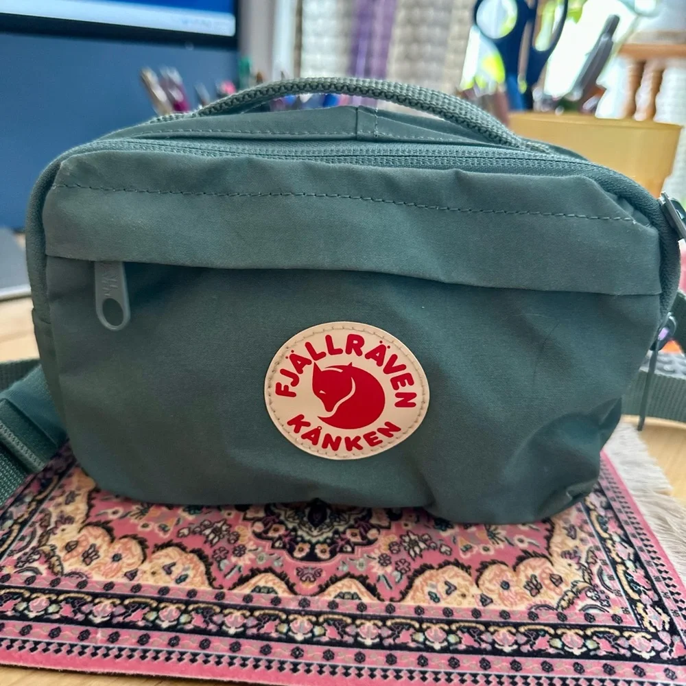 Fjällräven Kånken Green Crossbody Bag - Picture 1 of 2
